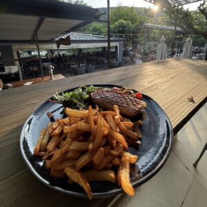 Plats et suggestions : burger Salade, burrata produits frais, viandes, boeuf canard, magret burger, burrata produits frais, restaurant l'Estivant à Saint Martin d'Ardèche à côté de Pont Saint Esprit et Bagnols sur Cèze en Ardèche et Gard,