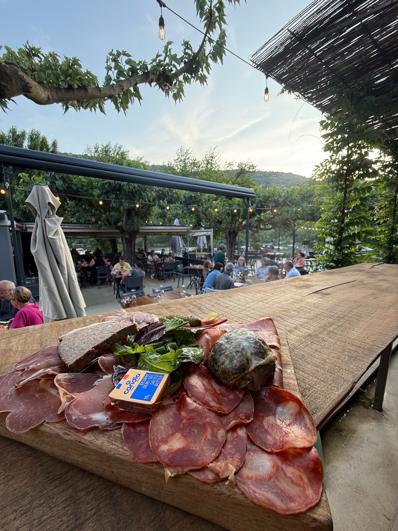 entrées, salade charcuterie césar, burrata, fois gras, ceviche de poulpe cuisine méditerranéenne saint marcelin jambon cru, Ardèche Saint Martin d'ardèche restaurant bord de l'ardèche canoë