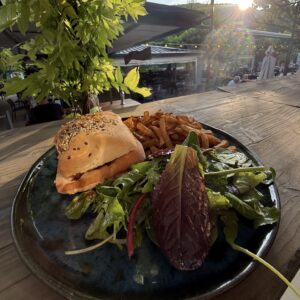 Plats et suggestions : burger Salade, burrata produits frais, viandes, boeuf canard, magret burger, burrata produits frais, restaurant l'Estivant à Saint Martin d'Ardèche à côté de Pont Saint Esprit et Bagnols sur Cèze en Ardèche et Gard,