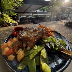 Plats et suggestions : burger Salade, burrata produits frais, viandes, boeuf canard, magret burger, burrata produits frais, restaurant l'Estivant à Saint Martin d'Ardèche à côté de Pont Saint Esprit et Bagnols sur Cèze en Ardèche et Gard,