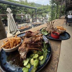 Plats et suggestions : burger Salade, burrata produits frais, viandes, boeuf canard, magret burger, burrata produits frais, restaurant l'Estivant à Saint Martin d'Ardèche à côté de Pont Saint Esprit et Bagnols sur Cèze en Ardèche et Gard,